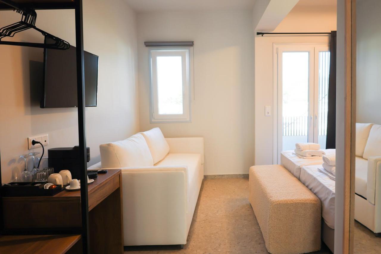 Uphill Unique Boutique Suites Skiathos Town Ngoại thất bức ảnh
