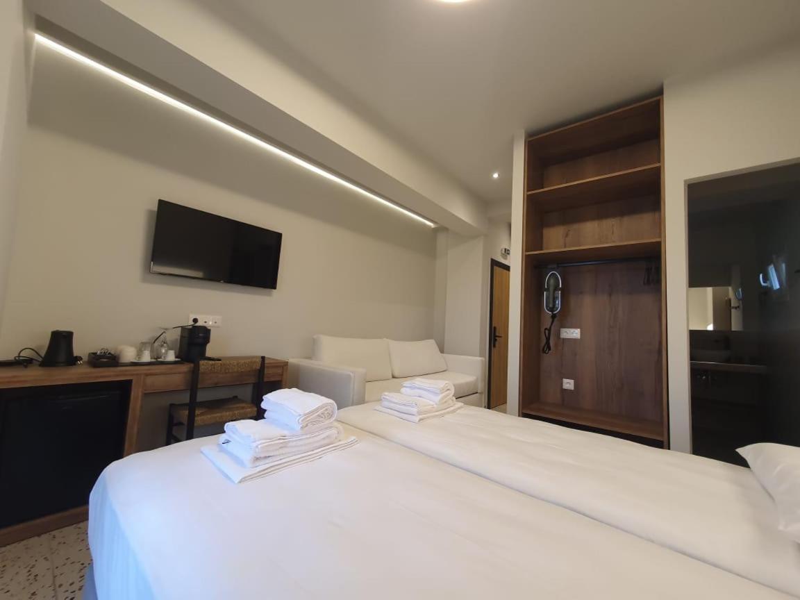 Uphill Unique Boutique Suites Skiathos Town Ngoại thất bức ảnh