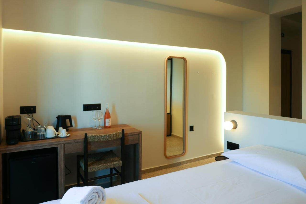 Uphill Unique Boutique Suites Skiathos Town Ngoại thất bức ảnh